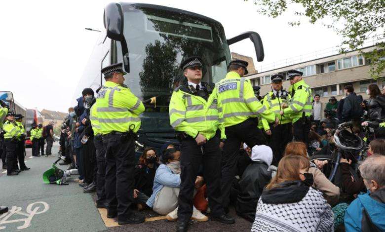 UK protesters block bus in attempt to stop asylum seekers from being moved to a barge